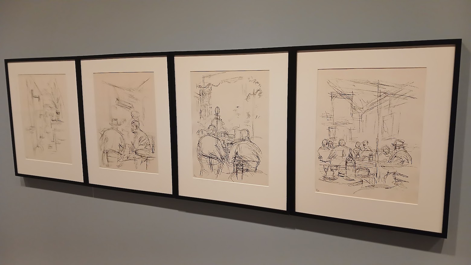 Série de quatre dessins encadrés accrochés sur une cimaise de musée